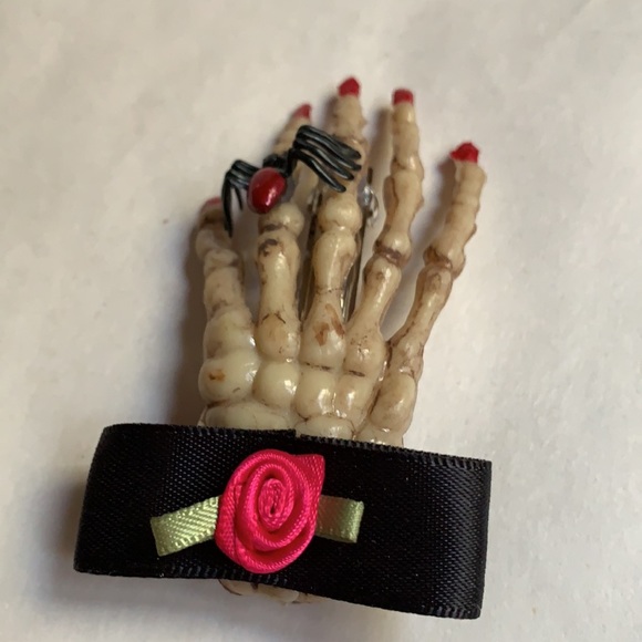 Skeleton hair clip with bow & black widow barrette - Picture 3 of 14